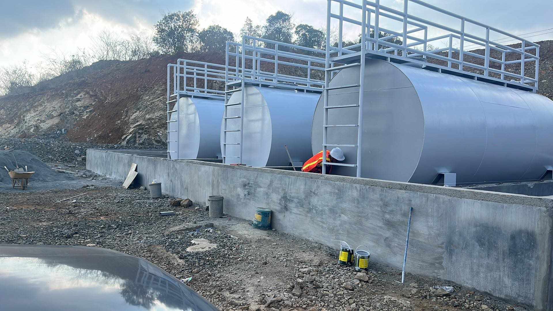 UNDERGROUND AND ABOVEGROUND FUEL TANKS